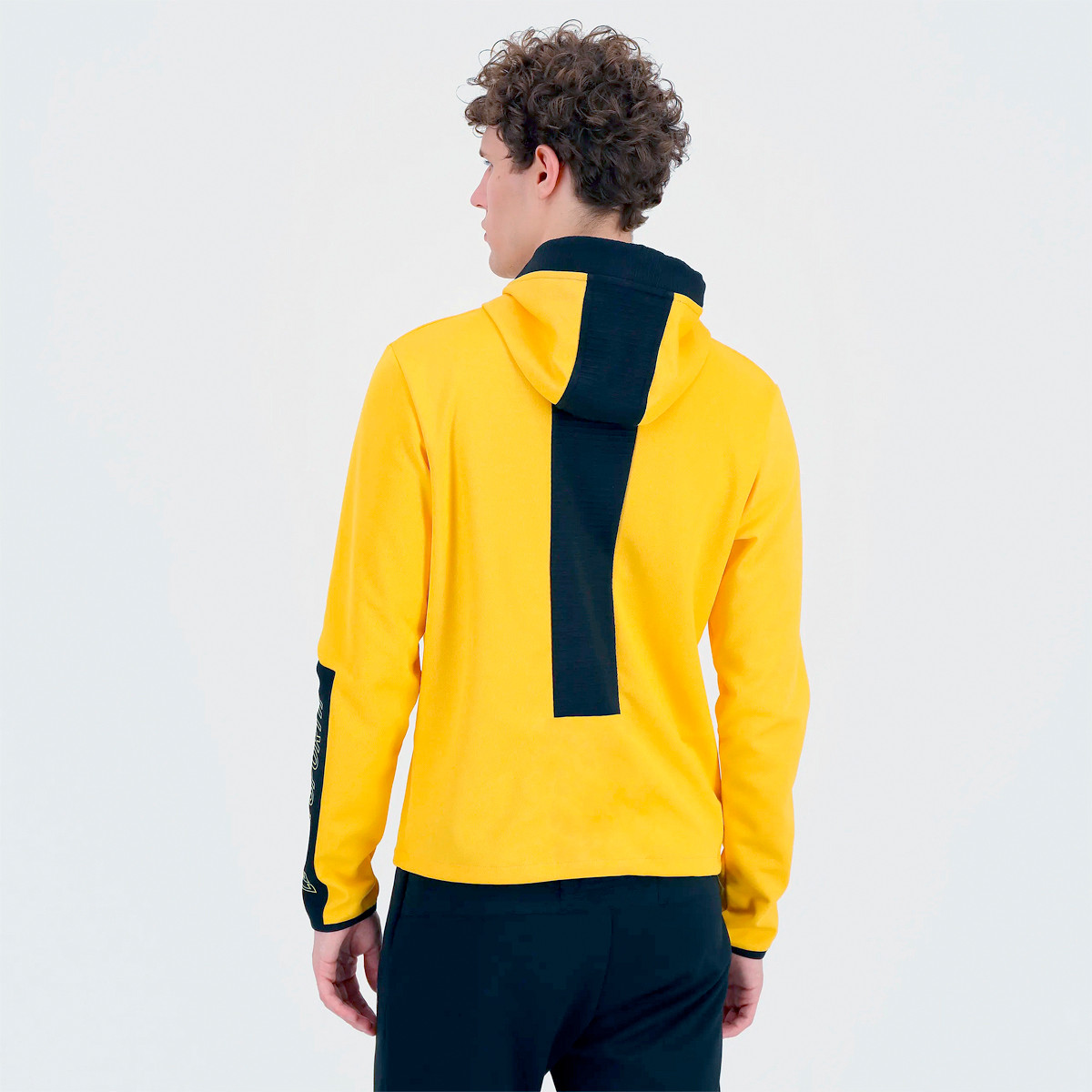 le coq sportif aceone cvs homme jaune Cinosural International School