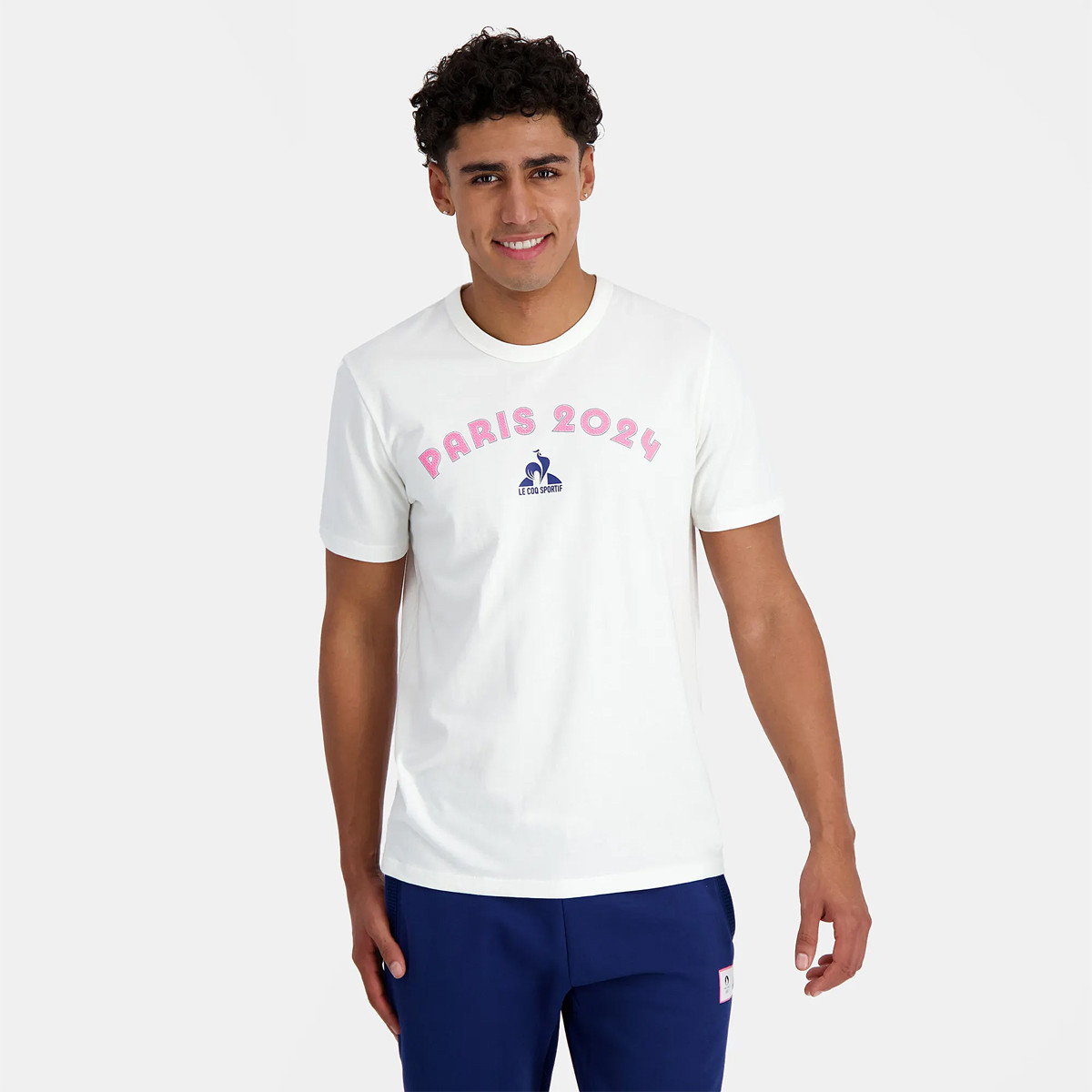 T SHIRT LE COQ SPORTIF PARIS 2024 GRAPHIQUE LE COQ SPORTIF